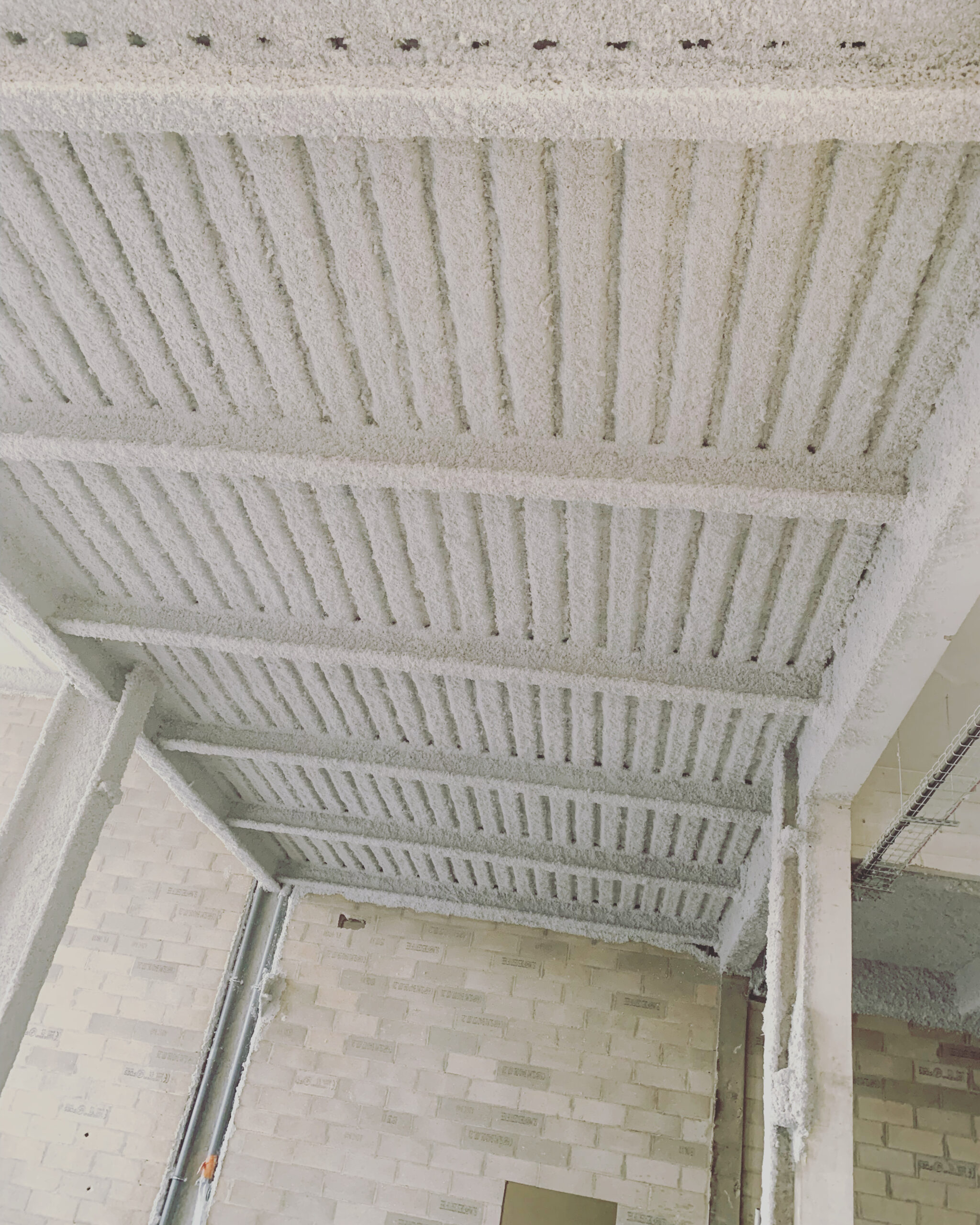 Toiture métallique avant et après flocage anti-condensation